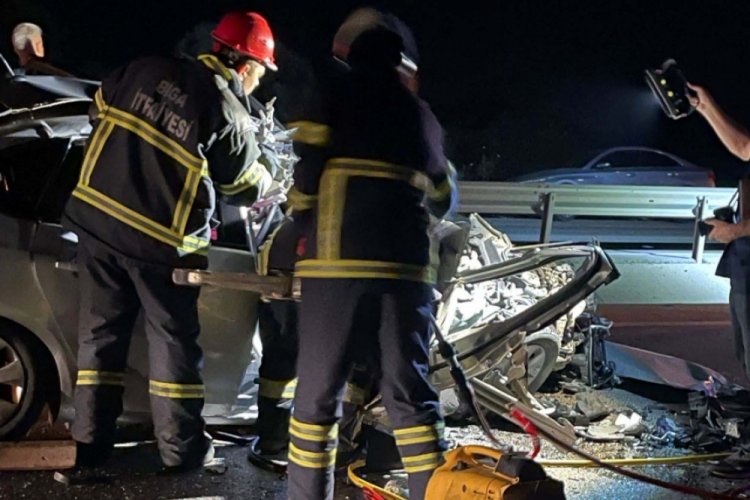 &Ccedil;anakkale'de otomobil TIR'a &ccedil;arptı: 1 &ouml;l&uuml;, 1 yaralı