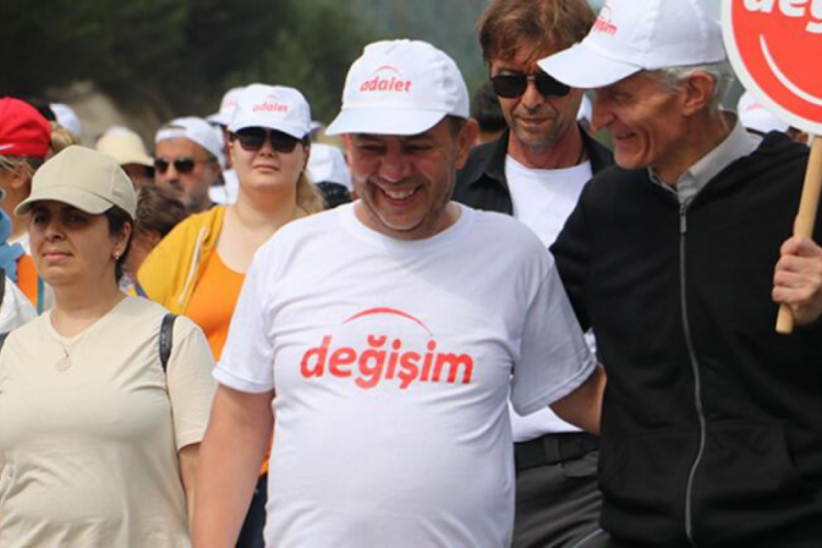 Tanju &Ouml;zcan'dan dikkat &ccedil;eken &ccedil;ıkış!