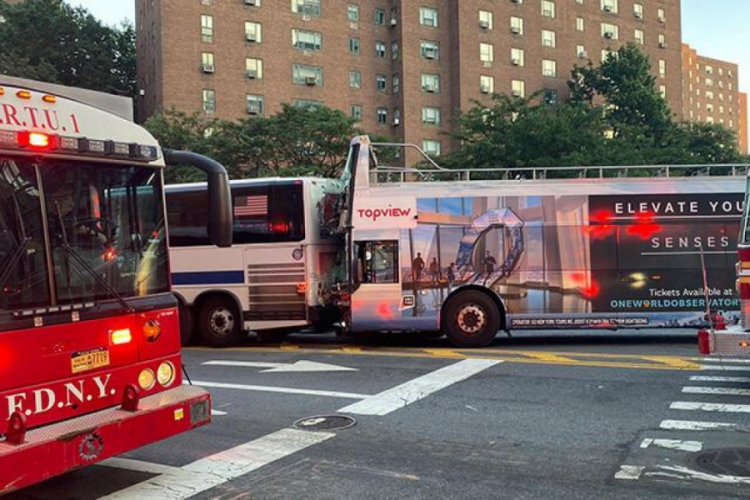 New York'ta iki otob&uuml;s &ccedil;arpıştı: 18 kişi yaralandı