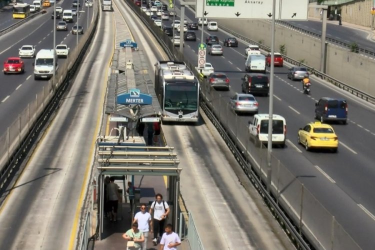 İstanbul'da metrob&uuml;s yolu eridi