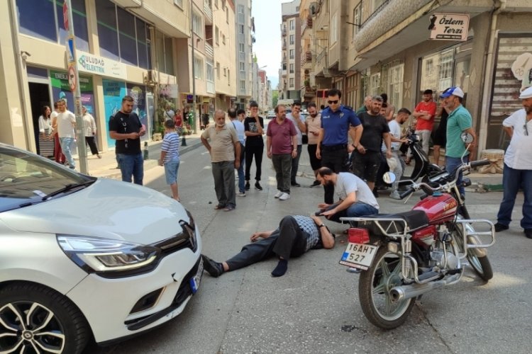 Bursa'da otomobil motosiklete &ccedil;arptı: 1 kişi yaralandı