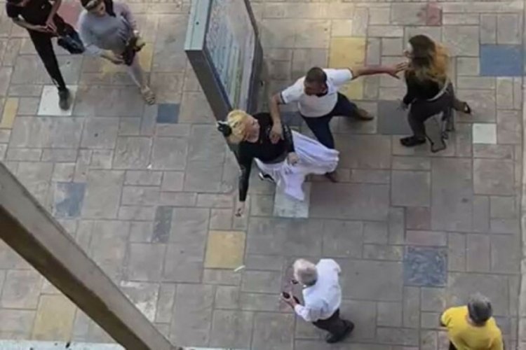 Karab&uuml;k'te erkeklerin ayıramadığı 2 kadının kavgasını polisler sonlandırdı