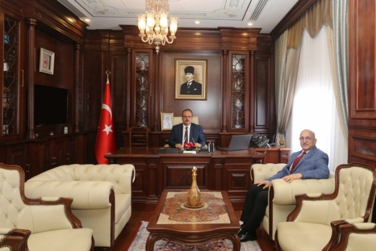 Eski Bursa İl Milli Eğitim M&uuml;d&uuml;r&uuml;'nden Bursa Valisi Canbolat'a veda ziyareti