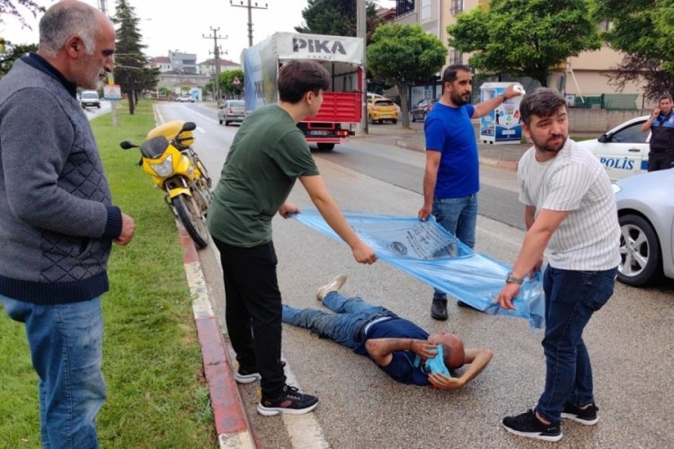 Bursa'da yağmurdan kayganlaşan yolda d&uuml;şen motosiklet s&uuml;r&uuml;c&uuml;s&uuml; yaralandı
