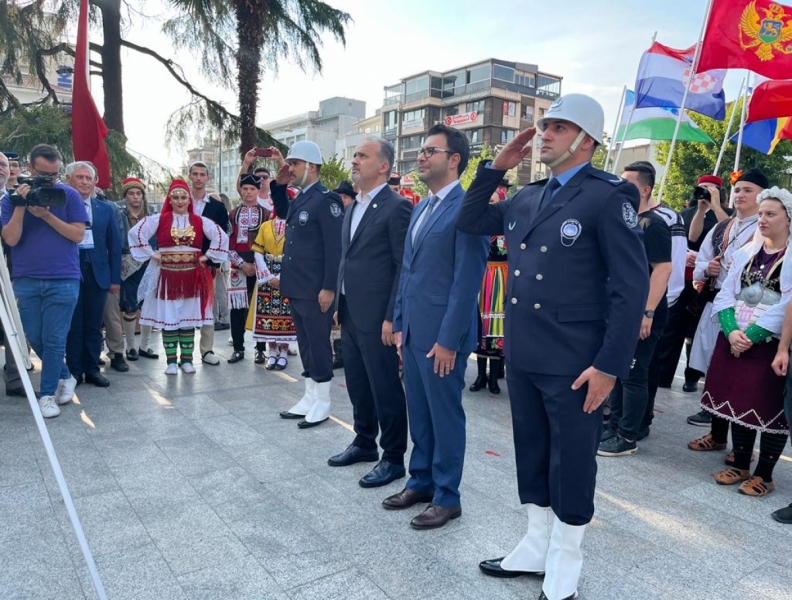 Bursa Festivali renkli kortej y&uuml;r&uuml;y&uuml;ş&uuml; ile başladı