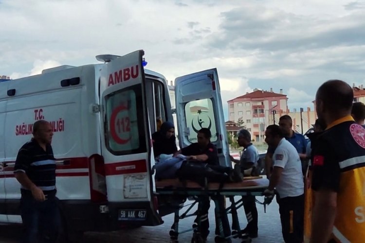 Sivas'ta dengesini kaybedip d&uuml;şen şahsın &uuml;zerinden trakt&ouml;r ge&ccedil;ti: 1 &ouml;l&uuml;