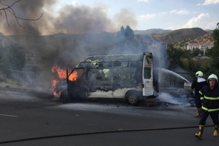 Bing&ouml;l'de seyir halindeki minib&uuml;s alev alev yandı