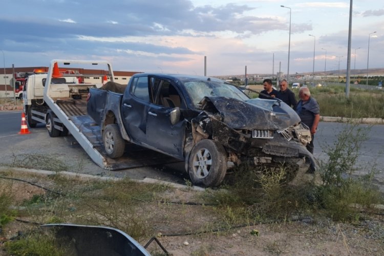 Kayseri'de iş&ccedil;i servisi ile kamyonet &ccedil;arpıştı: 21 yaralı