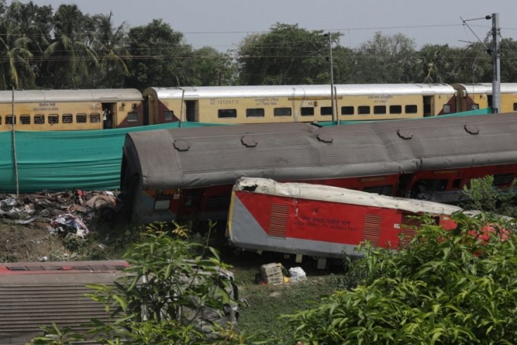Hindistan'daki tren kazasında 3 iş&ccedil;i tutuklandı