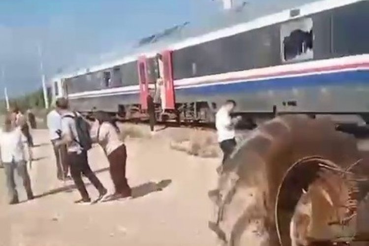İzmir'de trakt&ouml;r ile tren &ccedil;arpıştı: 4 yaralı