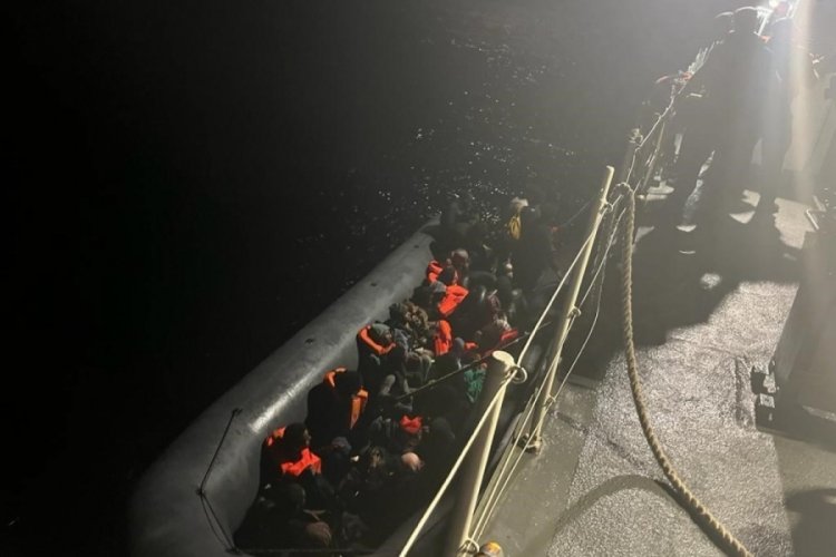 İzmir a&ccedil;ıklarında 28 g&ouml;&ccedil;men yakalandı