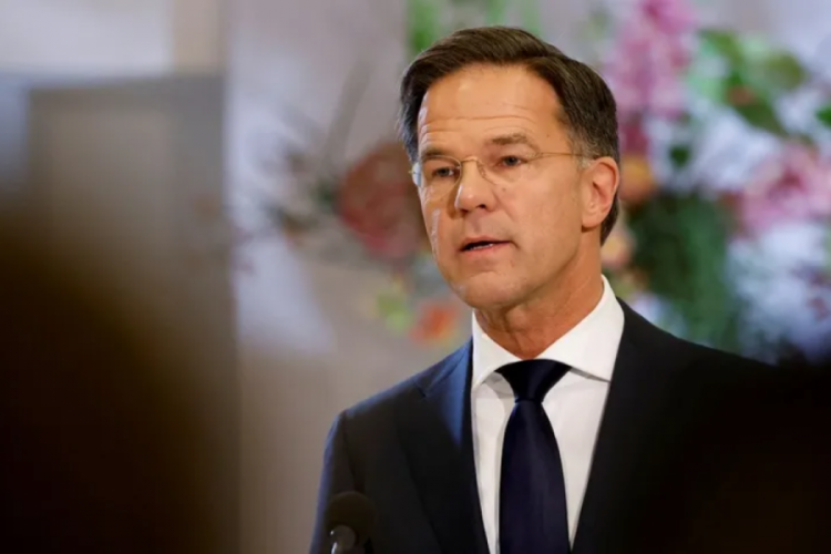 Hollanda'da h&uuml;k&uuml;met dağıldı