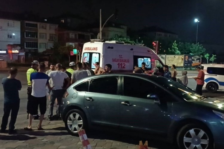 Kocaeli'de yolun karşısına ge&ccedil;mek isteyen kadına otomobil &ccedil;arptı