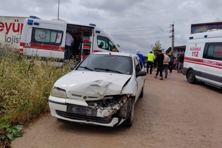 Bursa'da kontrolden &ccedil;ıkan tır 2 otomobile &ccedil;arptı