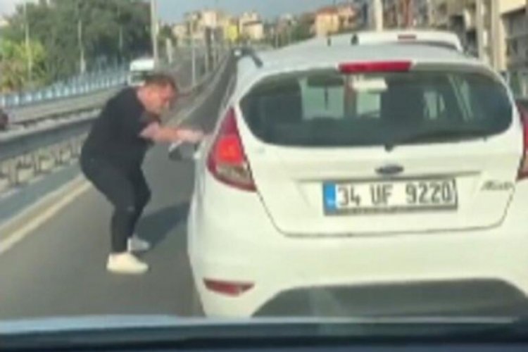 İzmir'de trafikte korku dolu anlar: Yol kesip kadın s&uuml;r&uuml;c&uuml;n&uuml;n aynasını kırdı