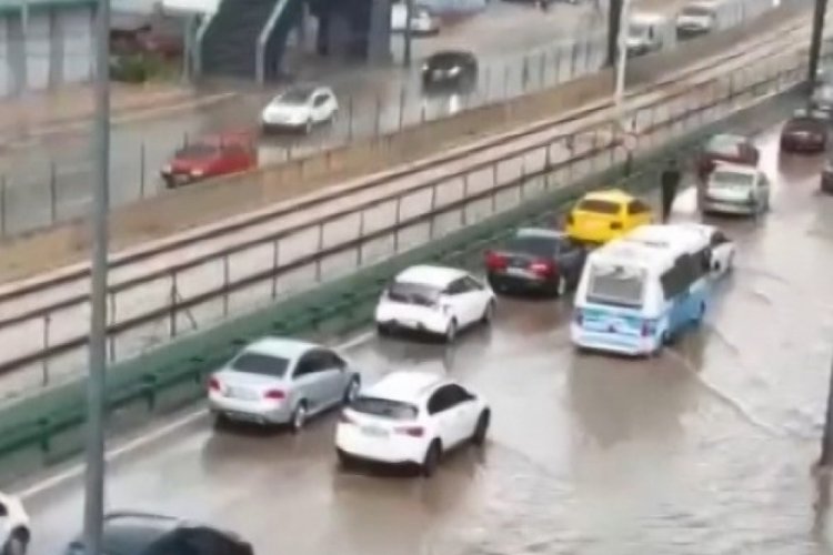 Bursa'da r&ouml;garlar taştı, yollar g&ouml;le d&ouml;nd&uuml;