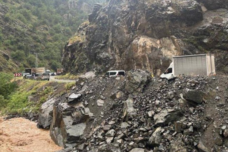 Artvin-Şavşat karayolunda heyelan!