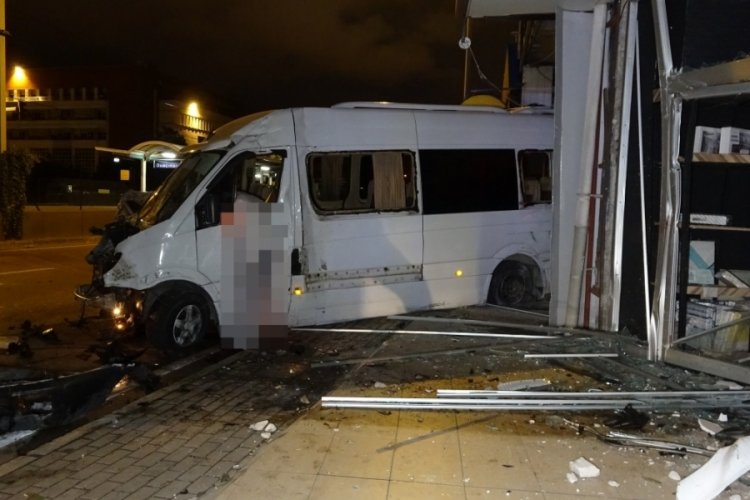 Bursa'da servis minib&uuml;s&uuml; restorana girdi! 1 &ouml;l&uuml;, 4 yaralı