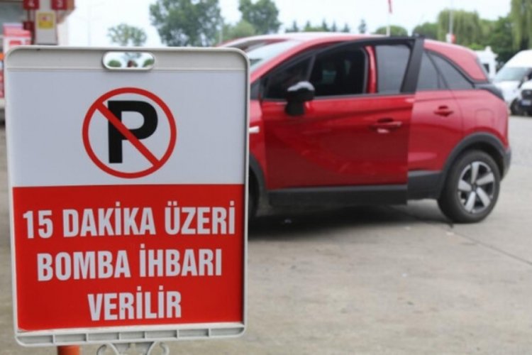 Rize'de deponun &ouml;n&uuml;ne ara&ccedil; park eden s&uuml;r&uuml;c&uuml;lere esnaftan g&uuml;ld&uuml;ren uyarı