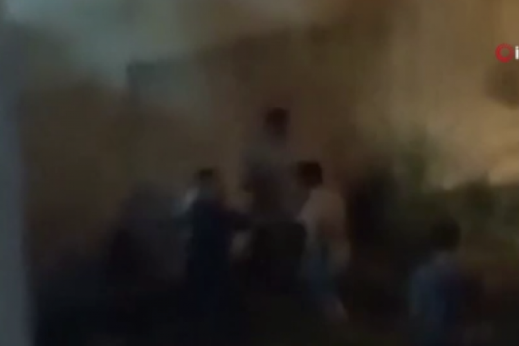 Bursa'da iş &uuml;st&uuml;nde yakalanan hırsız mahallelinin gazabına uğradı!