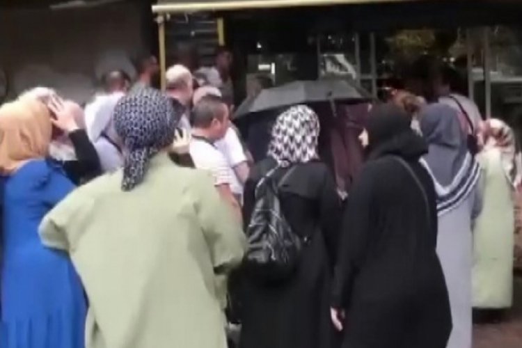 Bursa'da sağanak yağışa aldırmadan sıraya girdiler!
