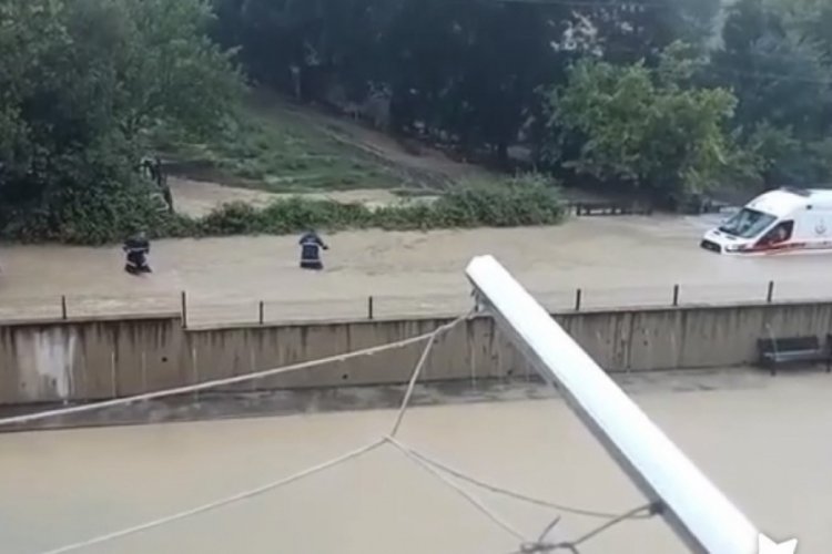 Zonguldak'ta yolda kalan ambulansı itfaiye kurtardı