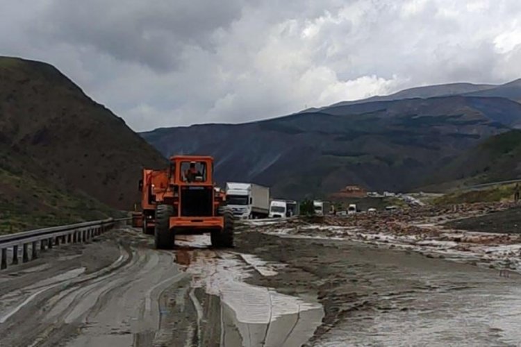 Sel sebebiyle Erzincan-Sivas kara yolu ulaşıma kapandı!