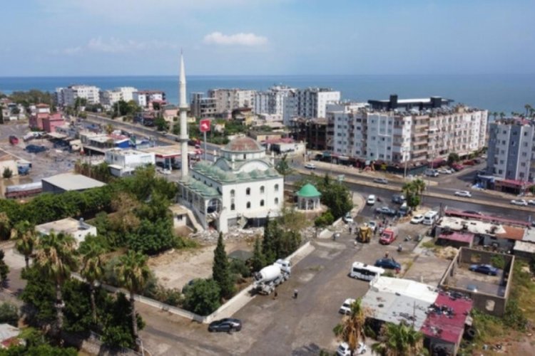 Mersin'de fırtına nedeniyle caminin minaresi devrildi! 2 yaralı