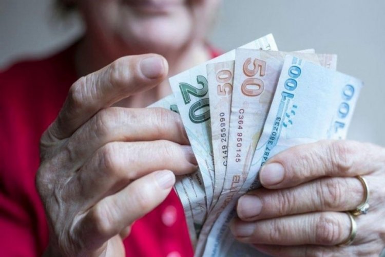 Emekliler isyanda: En d&uuml;ş&uuml;k 15 bin TL!