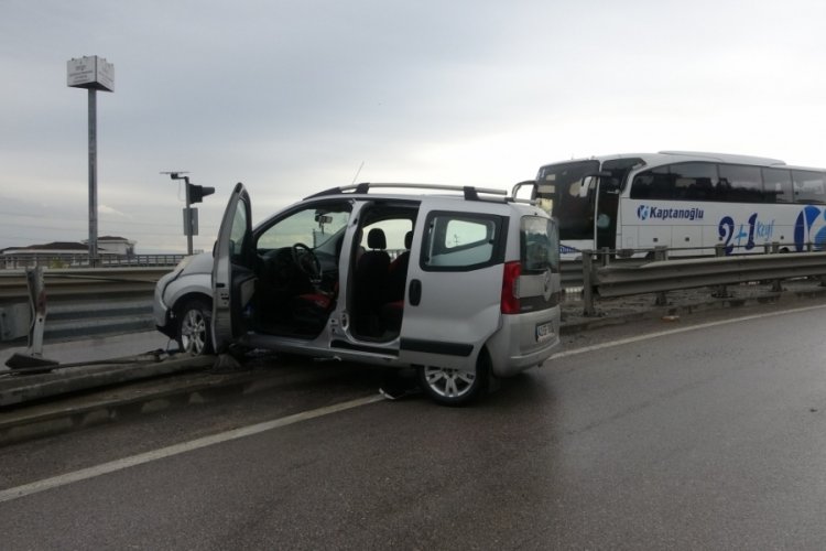 Kocaeli'nde kayganlaşan yol kazaya neden oldu: 2 yaralı