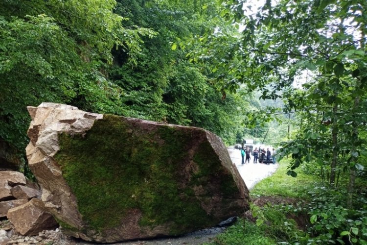 Rize'de heyelanda kapanan yol ulaşıma a&ccedil;ıldı
