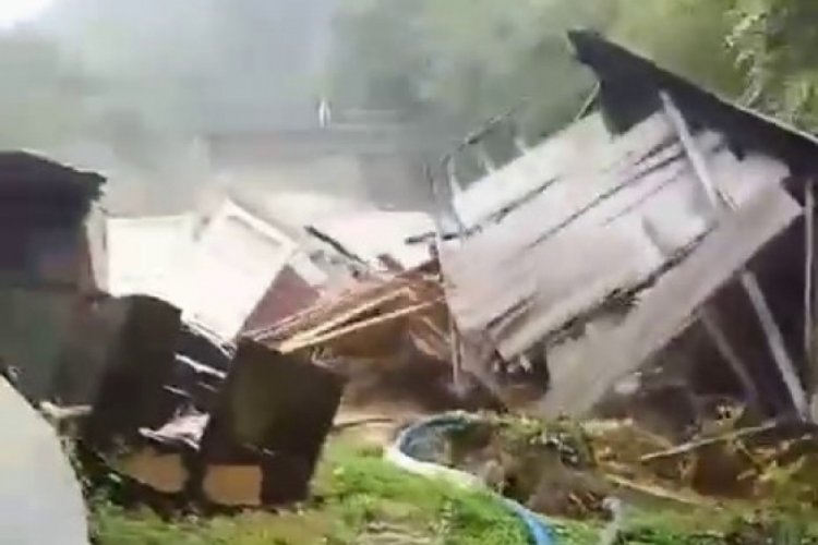 D&uuml;zce'de sel sularına kapılan ahır yıkıldı
