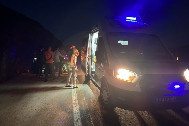 Hakkari Y&uuml;ksekova'da otomobil şarampole yuvarlandı: 2 yaralı