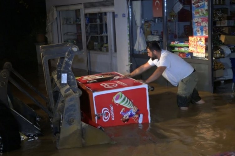 Sakarya'da taşan dere nedeniyle ev ve iş yerlerini su bastı