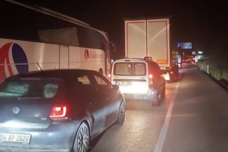 Heyelan sebebiyle Ankara-İstanbul yolu trafiğe kapandı