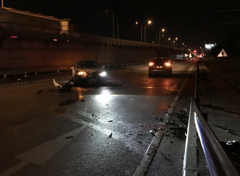 Bariyerlere &ccedil;arpan otomobil yolun ortasında durdu