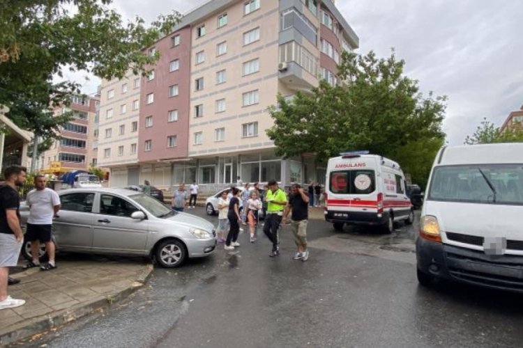 İş&ccedil;i servisinin otomobille &ccedil;arpıştığı kaza kameraya yansıdı