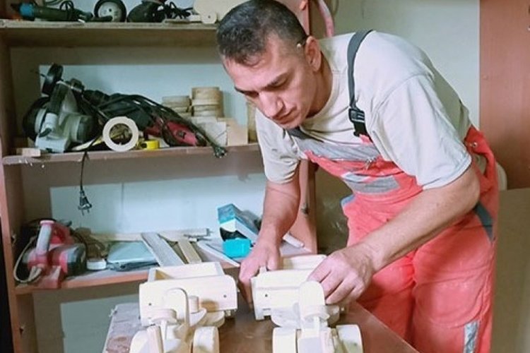 Denizli'de atık tahtalardan yaptığı oyuncaklarla 'Sanat&ccedil;ı' kimliğine kavuştu