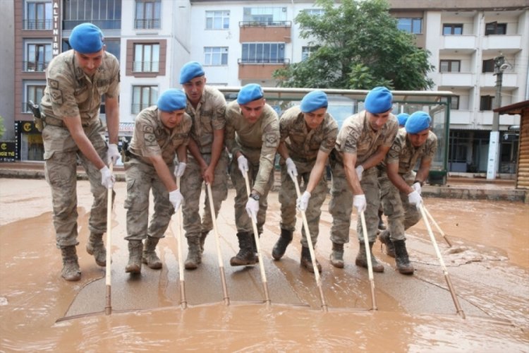 Bartın'da sel sularının &ccedil;ekilmesine Mehmet&ccedil;ik de destek veriyor
