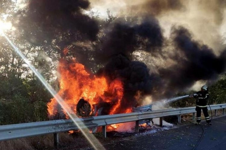 Tekirdağ'da bariyere &ccedil;arpan otomobil alev aldı!
