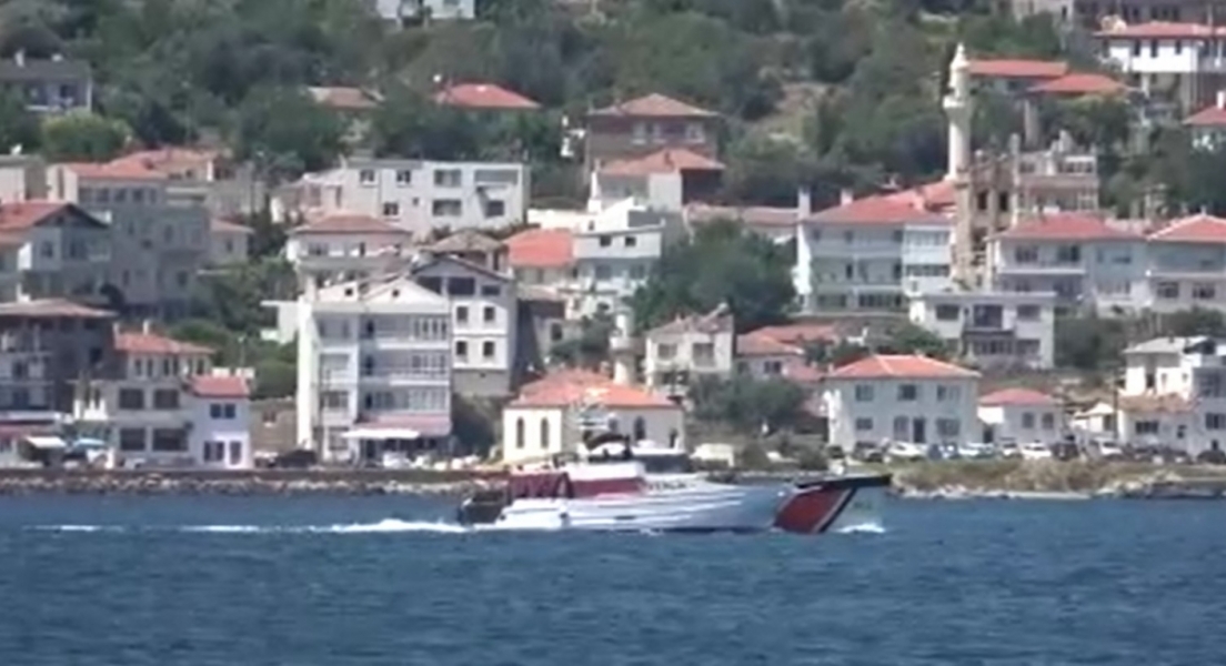 &Ccedil;anakkale Boğazı'nda 85 ka&ccedil;ak g&ouml;&ccedil;men ile 2 g&ouml;&ccedil;men ka&ccedil;ak&ccedil;ısı ş&uuml;phelisi yakalandı