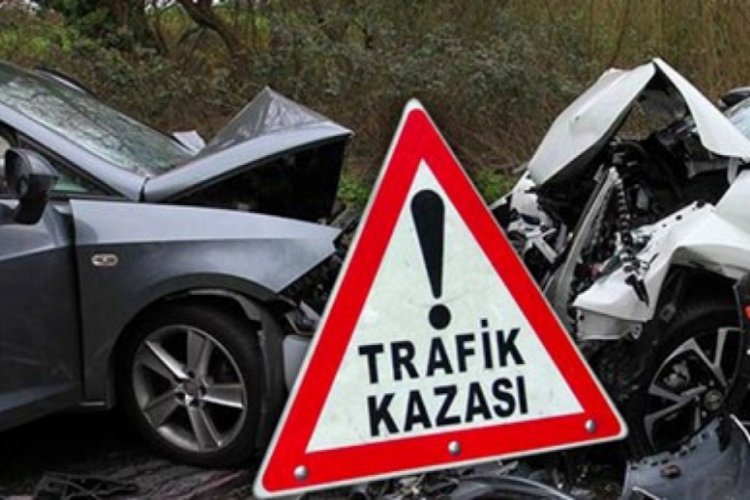 Kavşakta &ccedil;arpışan otomobillerden biri takla attı: 1'i ağır 3 yaralı