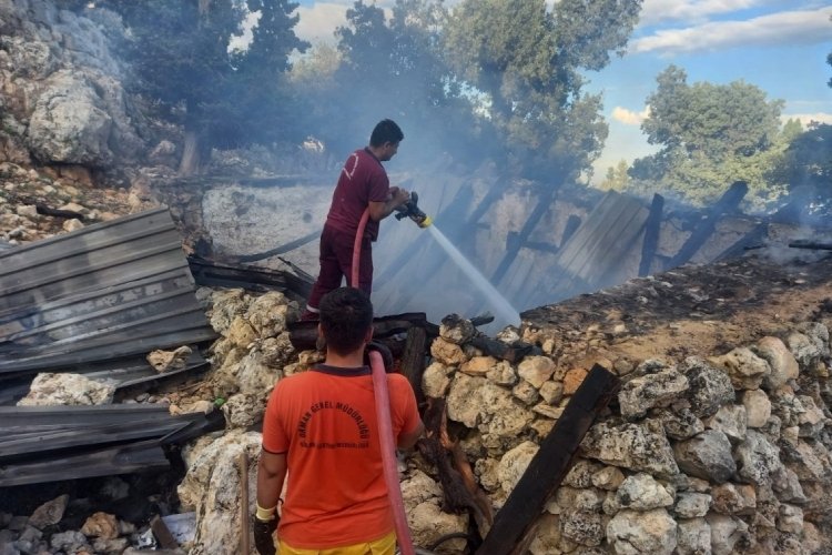 Mersin'de yangın bir ev ile ağılı kullanılamaz hale getirdi
