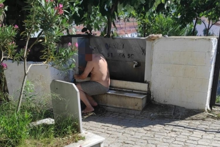 Bursa Gemlik'te mezarlıkta duş alan şahıs şaşkınlık yarattı