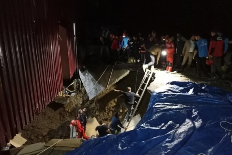 Giresun'da yağıştan &ccedil;&ouml;ken menfezin altında kalan 3 iş&ccedil;iden 2'si kurtarıldı