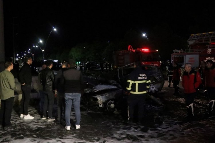 Niğde'de &ouml;nce yayaya ardından elektrik direğine &ccedil;arpan otomobil alev topuna d&ouml;nd&uuml;: 3 &ouml;l&uuml;