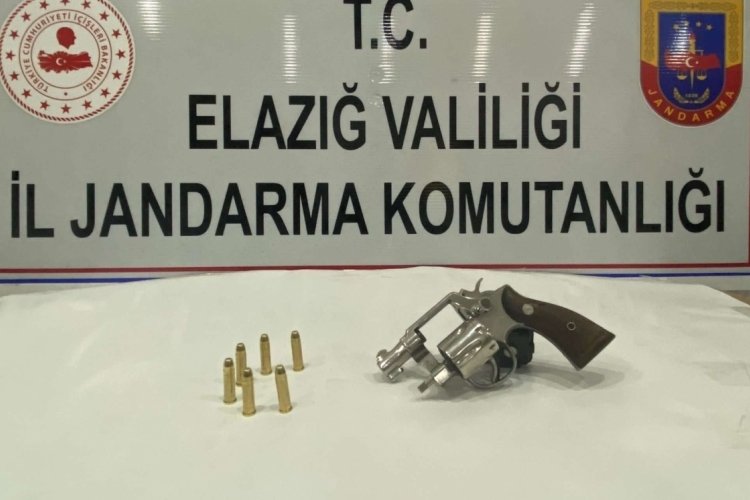 Elazığ'da jandarma ekipleri tarafından ruhsatsız tabanca ele ge&ccedil;irildi