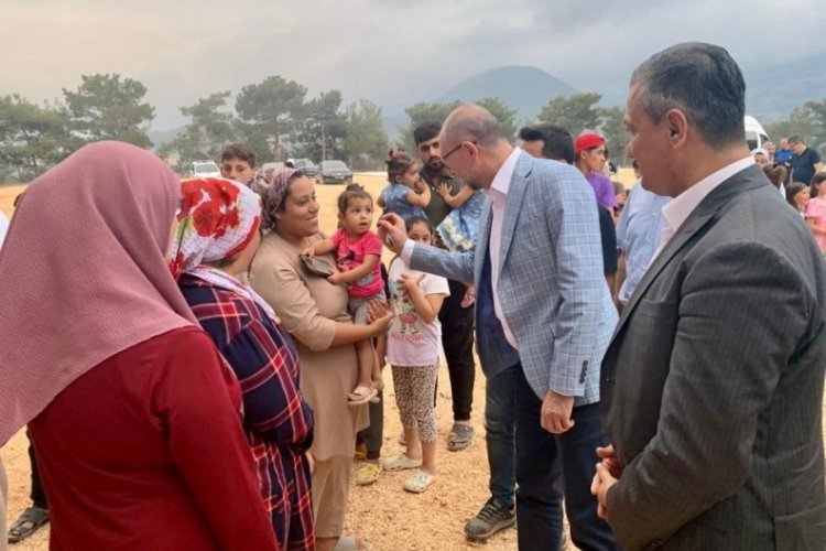 Rekt&ouml;r Erdal, Hatay'da depremzede miniklerle bir araya geldi