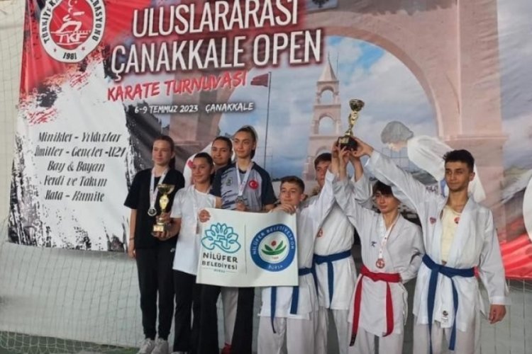 Bursalı sporcular Karate Turnuvası'ndan &ouml;d&uuml;lle d&ouml;nd&uuml;