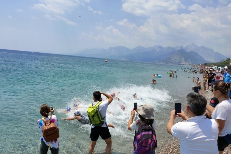 Antalya'da gen&ccedil; sporcular hem yarıştı hem eğlendi